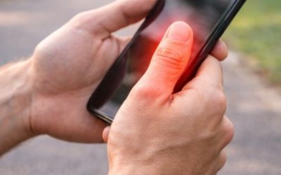 De Quervain: ból kciuka od telefonu/komputera – leczenie krok po kroku